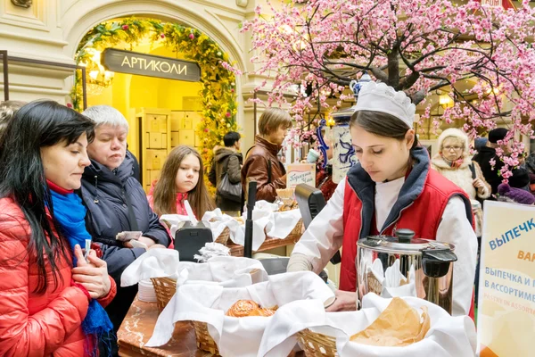 MOSCOW - MARÇO 22: Pessoas comprando pão e chá na loja GUM em 22 de março de 2015 em Moscou. GUM é uma loja onde é possível comprar tudo, galeria artística, lugar para organizar eventos culturais . — Fotografia de Stock