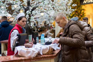 Moskova - 22 Mart: bir alıcı bir sakız deposunda 22 Mart 2015 Moskova'da pişirme seçme. Sakız Kızıl Meydan bakan büyük deposudur. Uluslararası turistler arasında popüler.