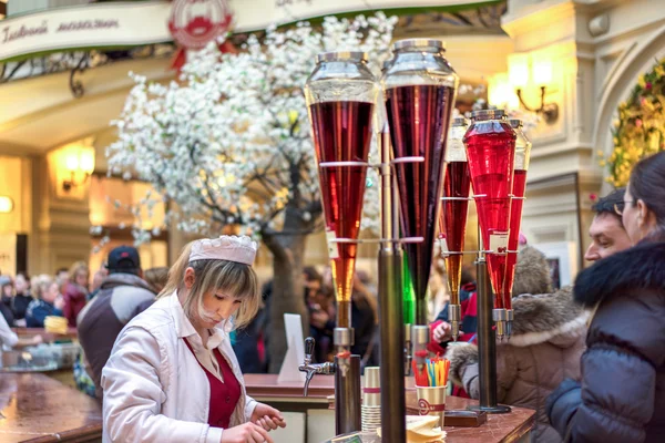 MOSCOW - MARÇO 22: Compras de frutas, sucos e refrigerantes na loja GUM no dia 22 de março de 2015 em Moscou. GUM é a grande loja em Moscou, é popular entre os turistas internacionais . — Fotografia de Stock