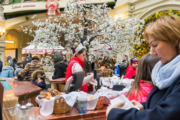 MOSCOW - MARÇO 22: Um comprador que escolhe uma cozedura na loja GUM em 22 de março de 2015 em Moscou. GUM é a grande loja de frente para a Praça Vermelha. É popular entre os turistas internacionais . — Fotografia de Stock