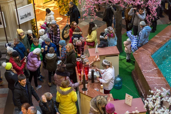 MOSCOW - MARÇO 22: Compras de frutas, sucos e refrigerantes na loja GUM no dia 22 de março de 2015 em Moscou. GUM é a grande loja em Moscou, é popular entre os turistas internacionais . — Fotografia de Stock