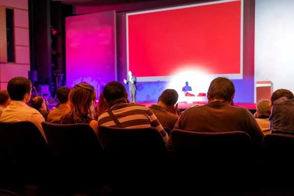 Les gens assis à l'arrière à la conférence d'affaires — Photo