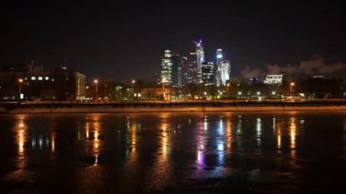 Geceleri ve Moskova şehir merkezine ışıklı ve sokak arabalar bulanıklık, backstage, hareketli su akış Moskova Nehri.