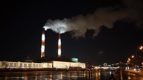 Două țevi cu fum de la stația electrică din Moscova noaptea — Videoclip de stoc