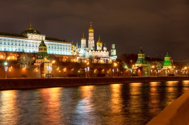 Moskova Kremlin gece Moskova Nehri üzerinden bir bakış. Rusya