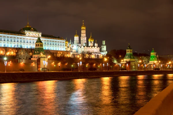 Weergave van het Kremlin van Moskou van de Moskou-rivier in de nacht. Rusland — Stockfoto