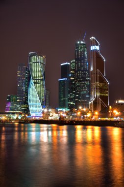 Güzel bir gece görünümü Moskova Nehri gökdelenler Uluslararası İş Merkezi