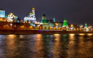 Şehir Moskova Kremlin ile gece zaman genel bakış. Panoramik görünüm.