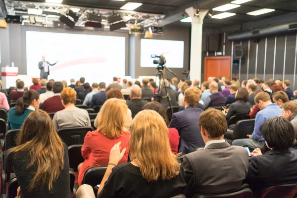 Personer som sitter bak på konferensen business — Stockfoto