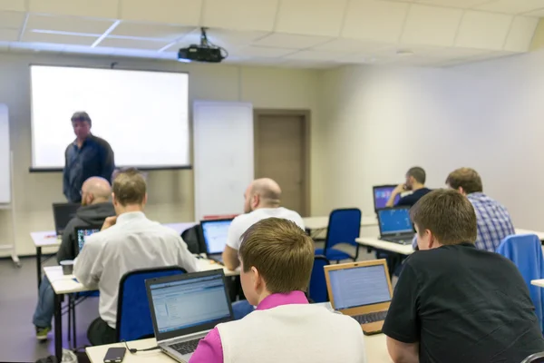 Personer som sitter bak på konferensen business — Stockfoto