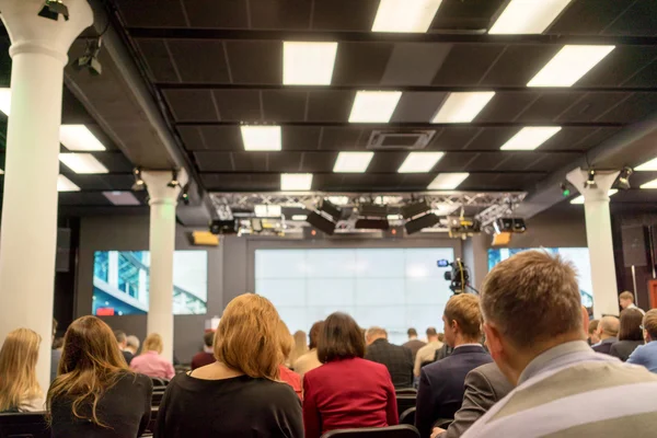 Mensen zitten achter op de business-conferentie — Stockfoto