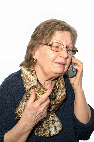 Mulher aposentada com óculos chamando telefone no fundo branco. Aposentadoria e chamar seus pais conceito . — Fotografia de Stock