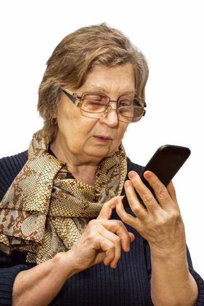 Femme retraitée avec deux paires de lunettes traitant téléphone cellulaire sur fond blanc. Retraite et appelez le concept de vos parents . — Photo