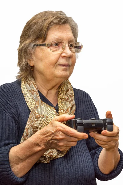 Heureuse femme âgée dans des lunettes jouant à des jeux vidéo avec manette — Photo