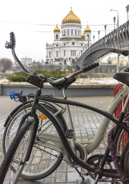 Twee oude fietsen geparkeerd in de buurt van de kathedraal van Christus de Verlosser, Moskou, Rusland — Stockfoto