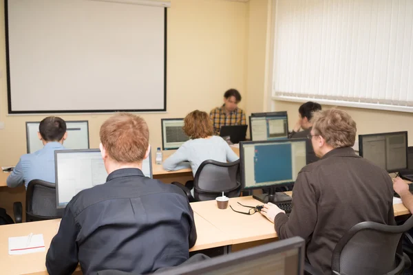 Les gens d'affaires dans une classe d'informatique — Photo