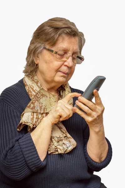 Femme âgée positive dans des lunettes traitant au téléphone isolé sur fond blanc — Photo