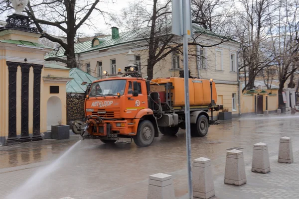 MOSCOW, RÚSSIA - 7 de abril de 2015: Red KAMAZ 53605 máquinas de rega e limpeza na rua da cidade . — Fotografia de Stock