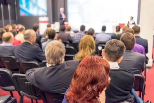 Il pubblico ascolta la recitazione in una sala conferenze — Foto Stock