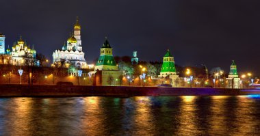 Gece zaman Moskova Kremlin ile şehrin panoramik genel bakış
