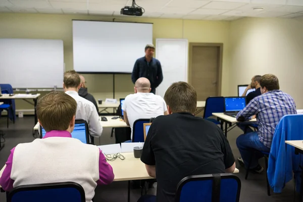 Le public écoute les acteurs dans une salle de conférence — Photo