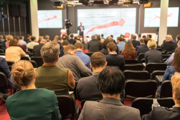 Het publiek luistert naar het acteren in een conferentiezaal — Stockfoto