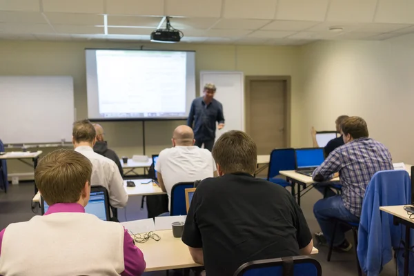 Le public écoute les acteurs dans une salle de conférence — Photo