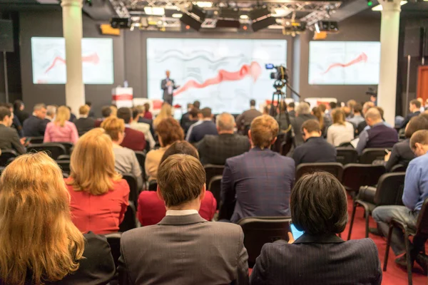 The audience listens to the acting in a conference hall — Stock Photo, Image