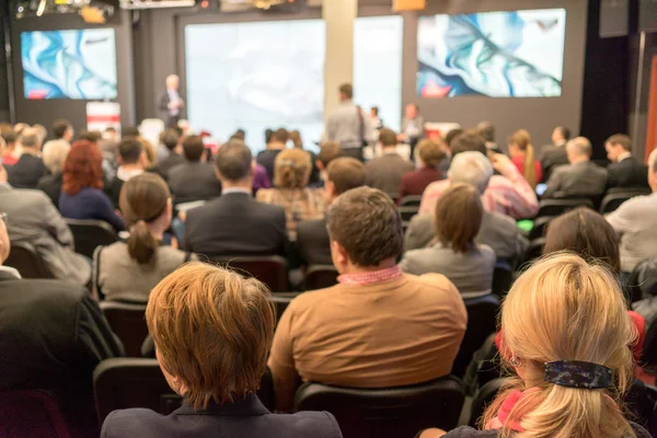 Le public écoute les acteurs dans une salle de conférence — Photo