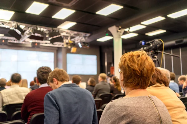 El público escucha la actuación en una sala de conferencias — Foto de Stock