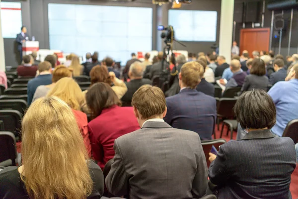 El público escucha la actuación en una sala de conferencias — Foto de Stock