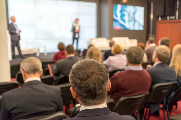 El público escucha la actuación en una sala de conferencias — Foto de Stock