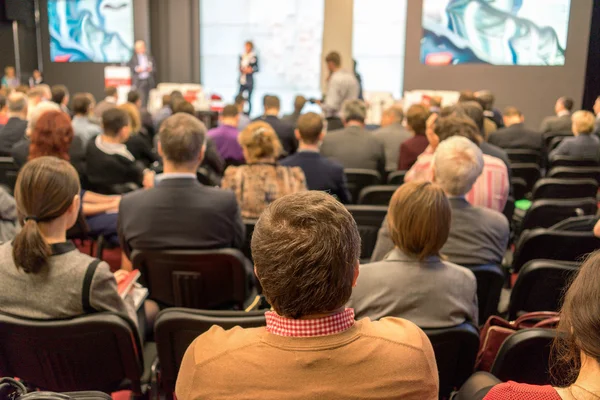 El público escucha la actuación en una sala de conferencias — Foto de Stock