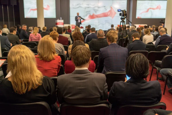 The audience listens to the acting in a conference hall — Stock Photo, Image