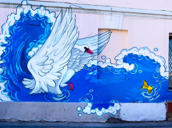 Cisne e um peixe - graffiti na parede feita pelo artista desconhecido na rua de tanques de Chistiye. Ilustração de um poema de 1831 de Aleksandr Pushkin O Conto do Czar Saltan - Bela Princesa-Cisne . — Fotografia de Stock