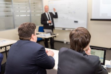 Sınıf ve Resepsiyon dinleme oturan iki adam öğretim öğretmen