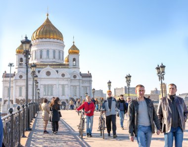 Moskova, Rusya - 11 Nisan 2015: kurtarıcı İsa Katedrali karşı Patrik köprü üzerinde yürüyen insanlar. Genel bir 103 metre yüksekliği ile dünyanın en yüksek Ortodoks kilise o