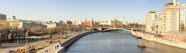 MOSCOW, RÚSSIA - 11 de abril de 2015: Vista de Moscou Kremlin - Rússia — Fotografia de Stock