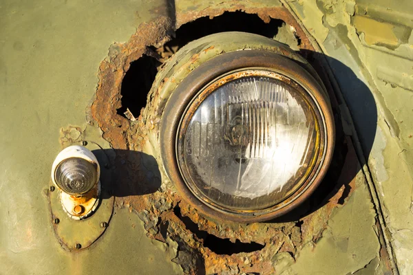 Faro del viejo coche oxidado — Foto de Stock