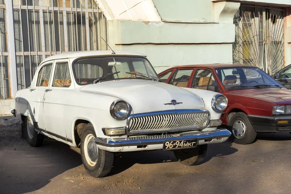 МОСКВА, РОССИЯ - 11 апреля: старый ржавый советский автомобиль "Волга" припаркован на улице 11 апреля 2015 года в Москве, Россия . — стоковое фото