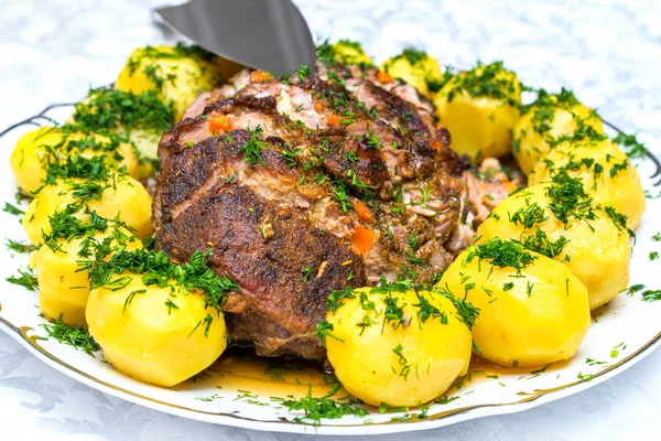 Жареное мясо с картошкой валяется на блюде — стоковое фото