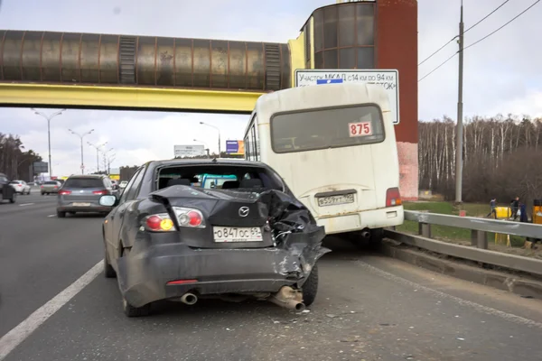 MOSCOW, RÚSSIA - ABRIL 19: O acidente de carro na Moscow Automobile Ring Road (MKAD ) — Fotografia de Stock