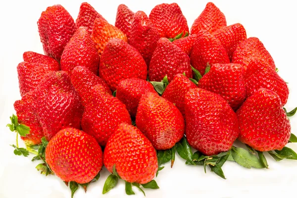 Un montón de fresas aisladas sobre un fondo blanco — Foto de Stock