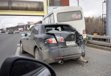 Moskova, Rusya - Nisan 19: kaza kaza street, hasarlı otomobil çakışmasıyla 19 Nisan 2015 yılında Moskova otomobil çevre yolu (Mkad) sonra: