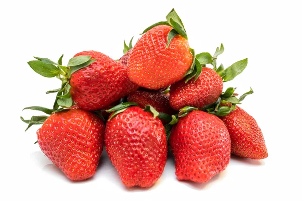 Pila de fresas aisladas sobre fondo blanco — Foto de Stock