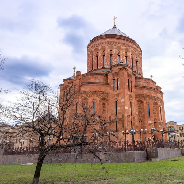 Klassieke Armeense architectuur - de Heilige Transfiguratie kathedraal van Armeense klooster complex van Moskou - het is de grootste Armeense kerk buiten Armenië — Stockfoto