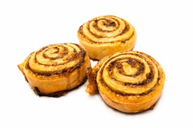 İzole üzerinde beyaz arka plan üç taze tatlı ev yapımı tarçın rulo