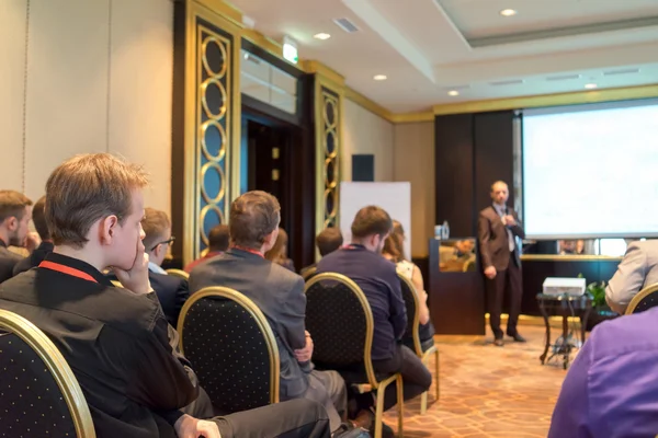 Publiken lyssnar agerar i en konferenssal — Stockfoto