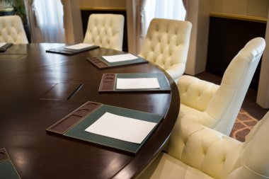 Konferans toplantı salonunun içinde tablo ve Ofis koltukları yuvarlak