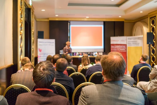 Het publiek luistert naar het acteren in een conferentiezaal — Stockfoto